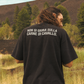 T-shirt KAVALLO nera indossata di spalle, con la frase Non si giura sulla carne di cavallo