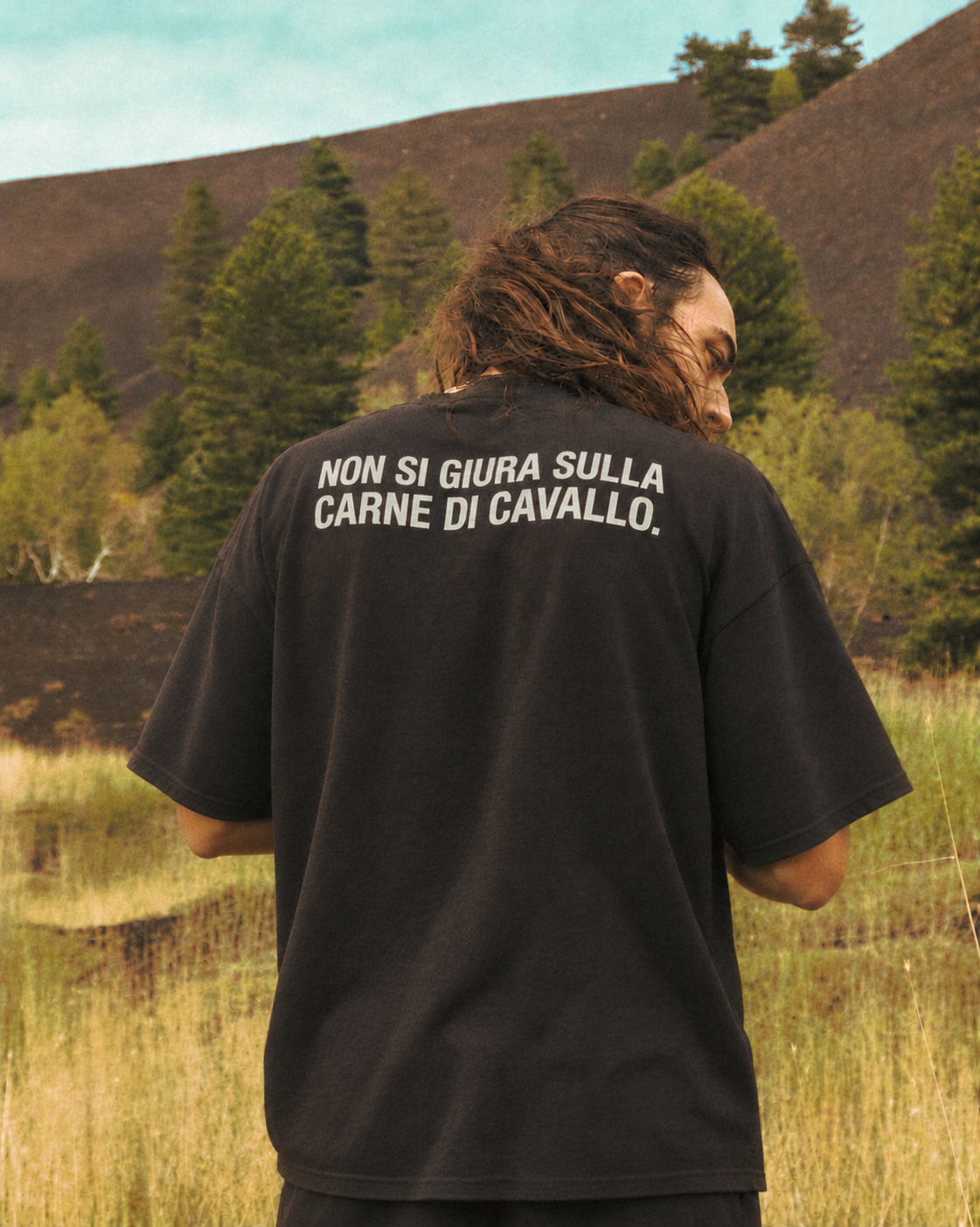 T-shirt KAVALLO nera indossata di spalle, con la frase Non si giura sulla carne di cavallo
