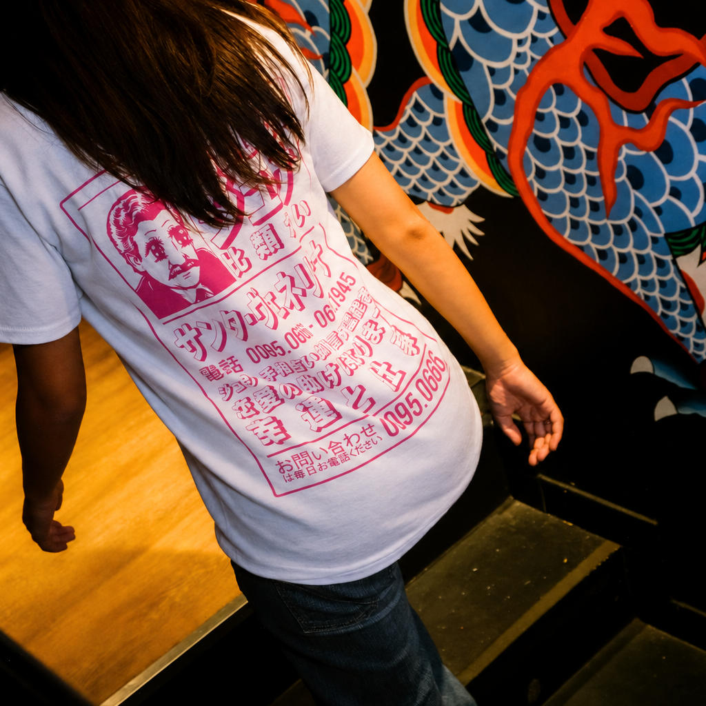 Retro della T-shirt GIU-SAN Off Katania con grande stampa rosa.
