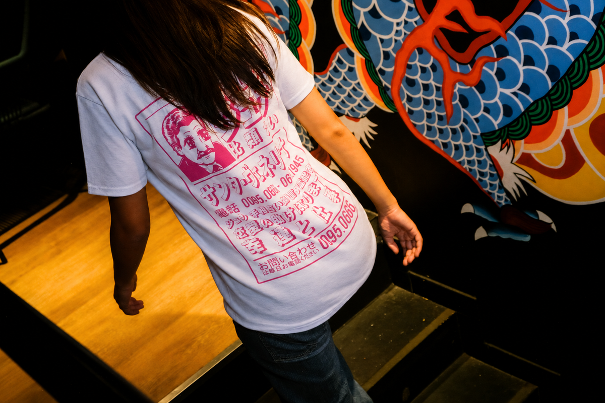 Retro della T-shirt GIU-SAN Off Katania con grande stampa rosa.