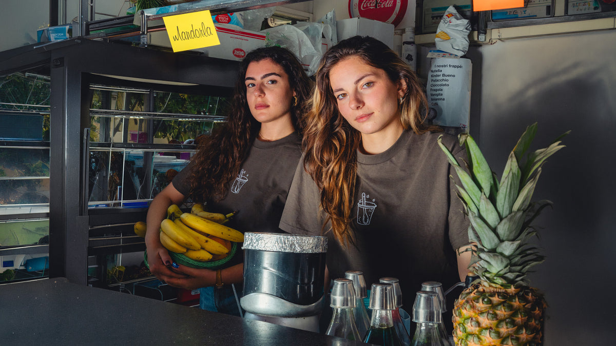 La T-shirt SELTZ indossata al chiosco